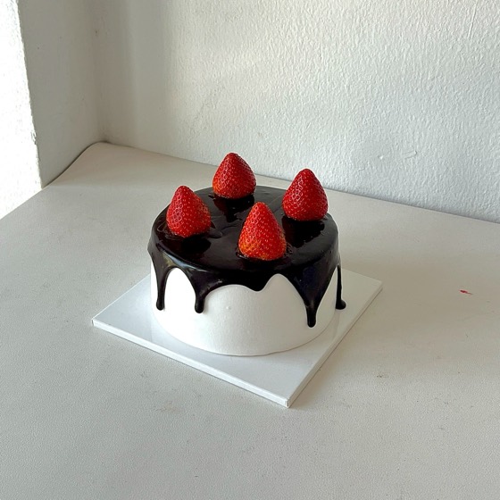 チョコレートドリップにストロベリーをのせたホールケーキ