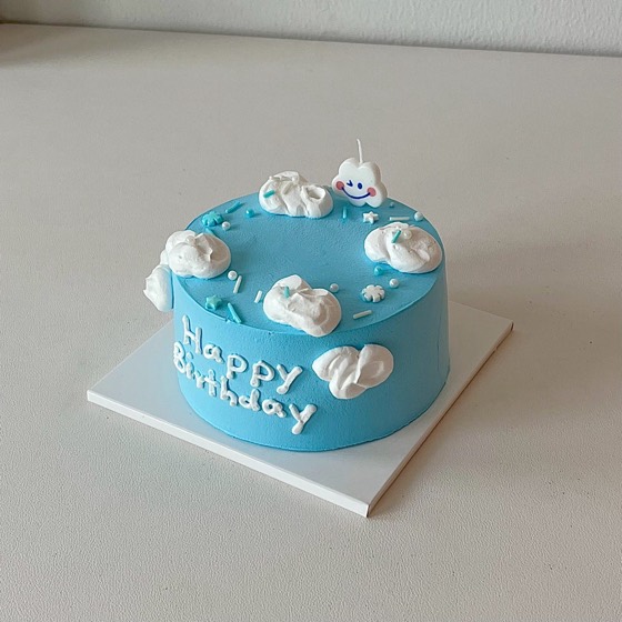 「Happy Birthday」のレタリングを入れたブルーのホールケーキ