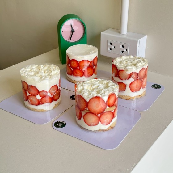 いちごを断面に敷き詰めたカップタイプのケーキ