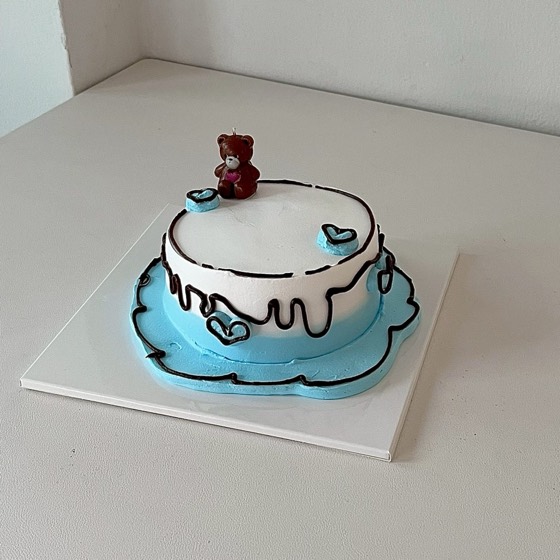 水色のドリップにベアの飾りをのせたケーキ