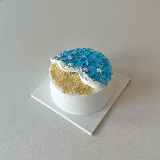 水色とゴールドのグラデーションで仕上げたケーキ