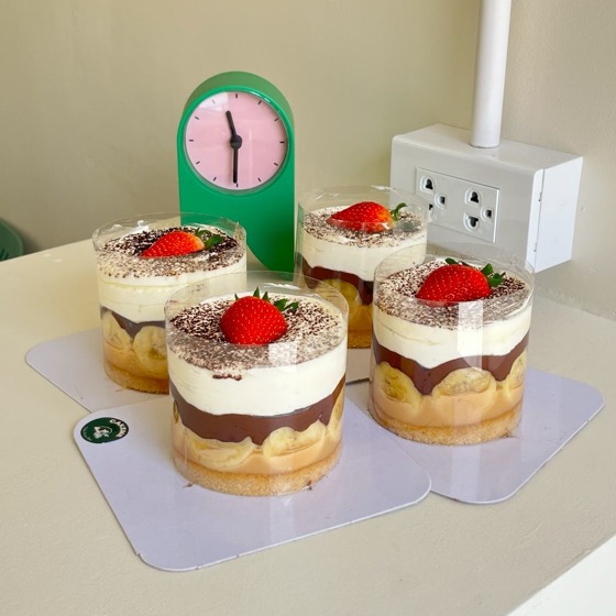 ティラミスをカップに層にしていちごをのせたケーキ